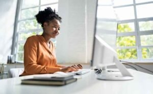 How to Make $100/Day as a Virtual Assistant In 2025